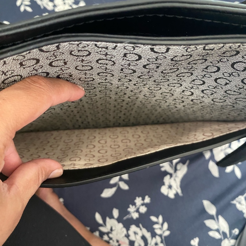 Guess hand bag . Used just few times.In great condition.